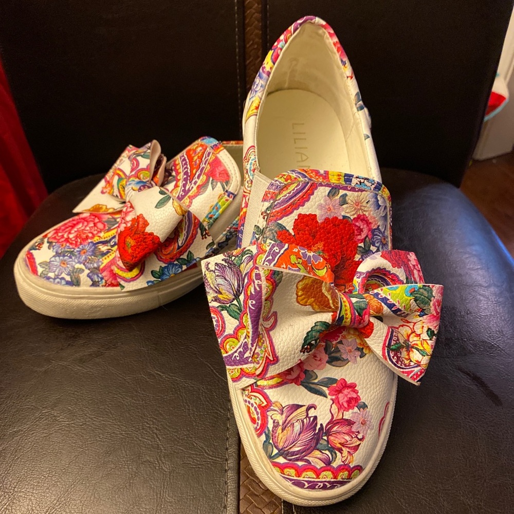 EUC size 9 Liliana adorable bow top tennies
